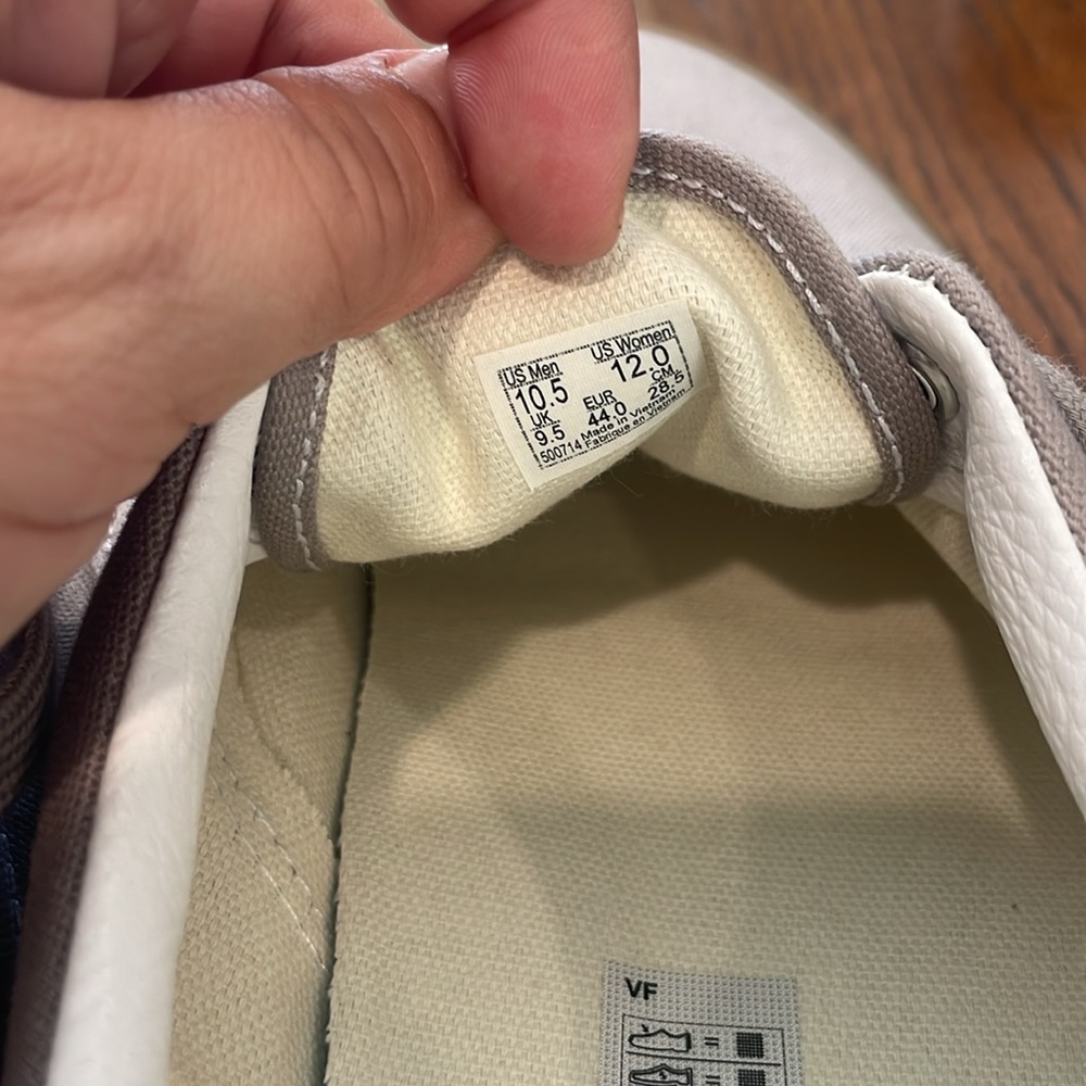 VANS - Picture 4 of 5
